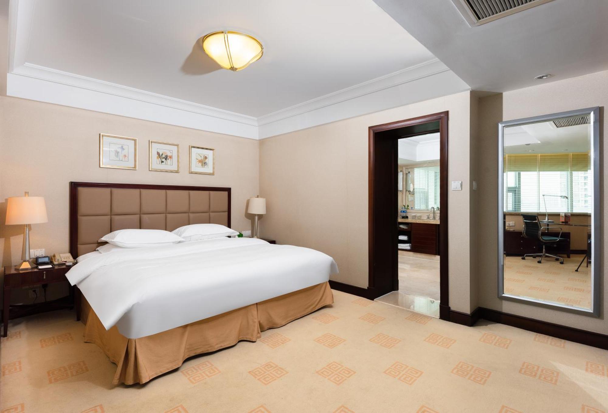 Ramada Plaza Optics Valley Hotel Wuhan Exterior foto